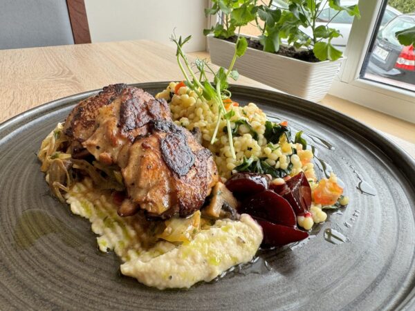 Pieczony kurczak z warzywami – danie z Restauracji Ostoja
