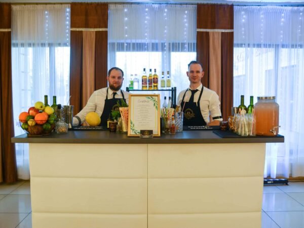 Bar z obsługą podczas imprezy w Ostoi