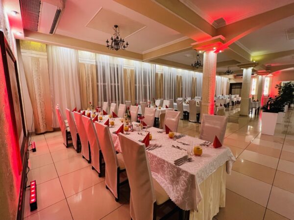 Sala w budynku restauracyjnym nakryta na przyjęcie