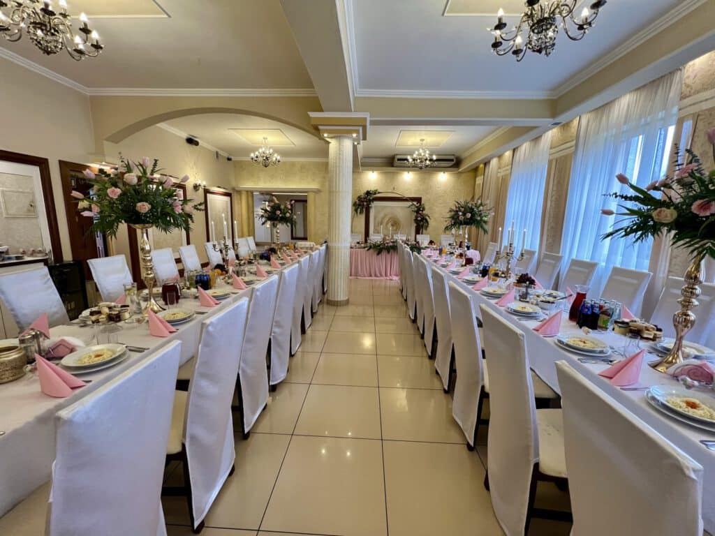IMG_6944 Sala w budynku restauracyjnym nakryta na przyjęcie