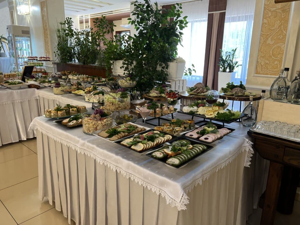 IMG_8043 Stoły z przekąskami na przyjęciu okolicznościowym