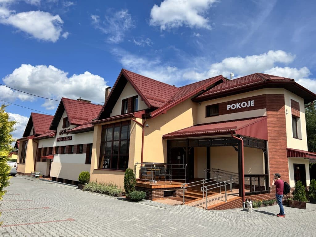 Budynek restauracyjny Ostoja z pokojami gościnnymi