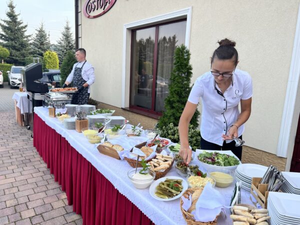 Bufet na świeżym powietrzu podczas eventu