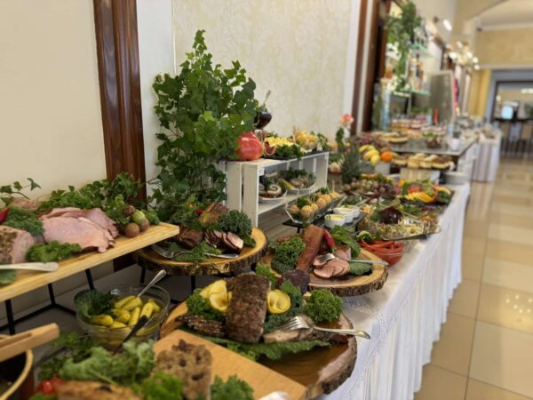 Bufet z przekąskami na przyjęciu w Ostoi
