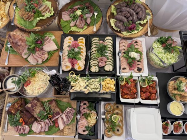 Półmiski z wędlinami i przystawkami – catering Ostoi
