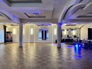 Sala taneczna w Hotelu Ostoja w Bobowej